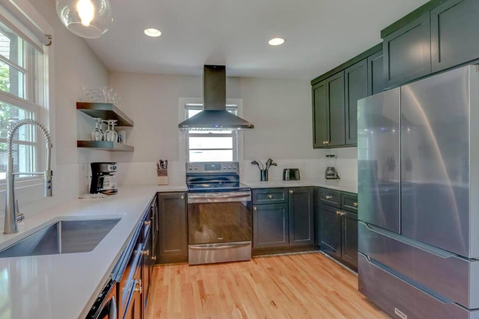 Pretty and Bright Historic Franklin Quadplex House in Brentwood