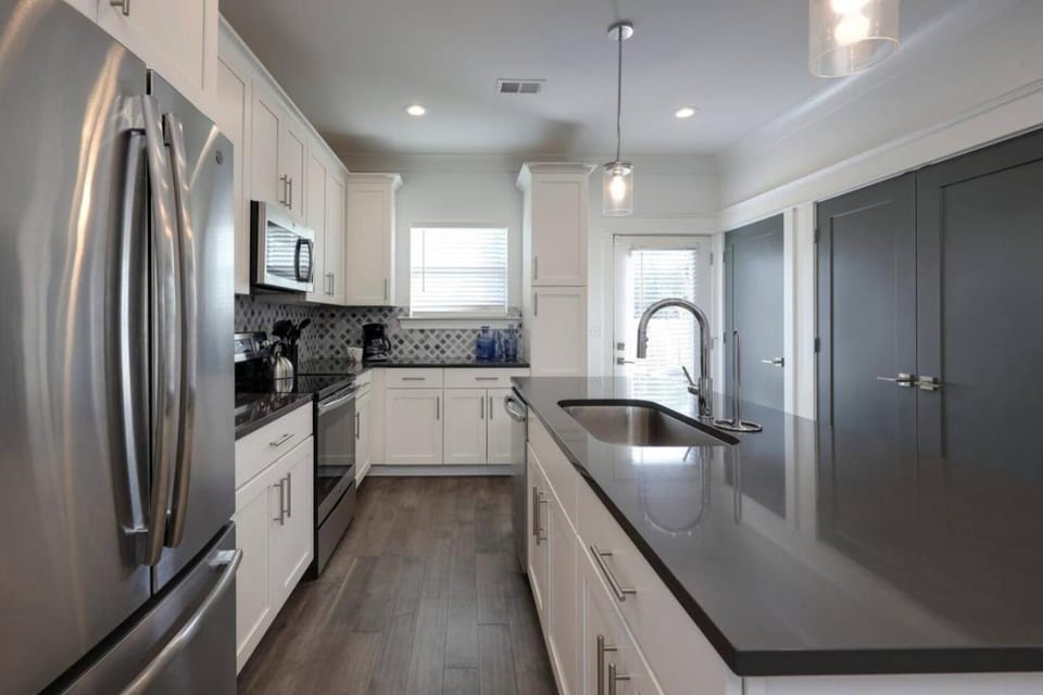 Ten Minutes to Broadway Music City Modern Townhome House in Nashville