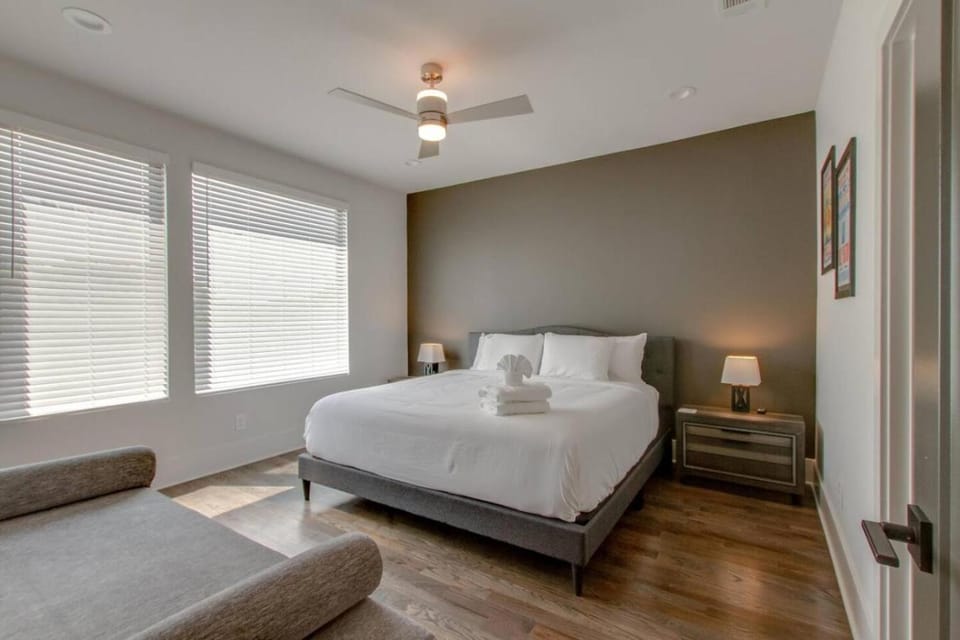Large Impressive Townhome Private Viewing Terrace House in Nashville