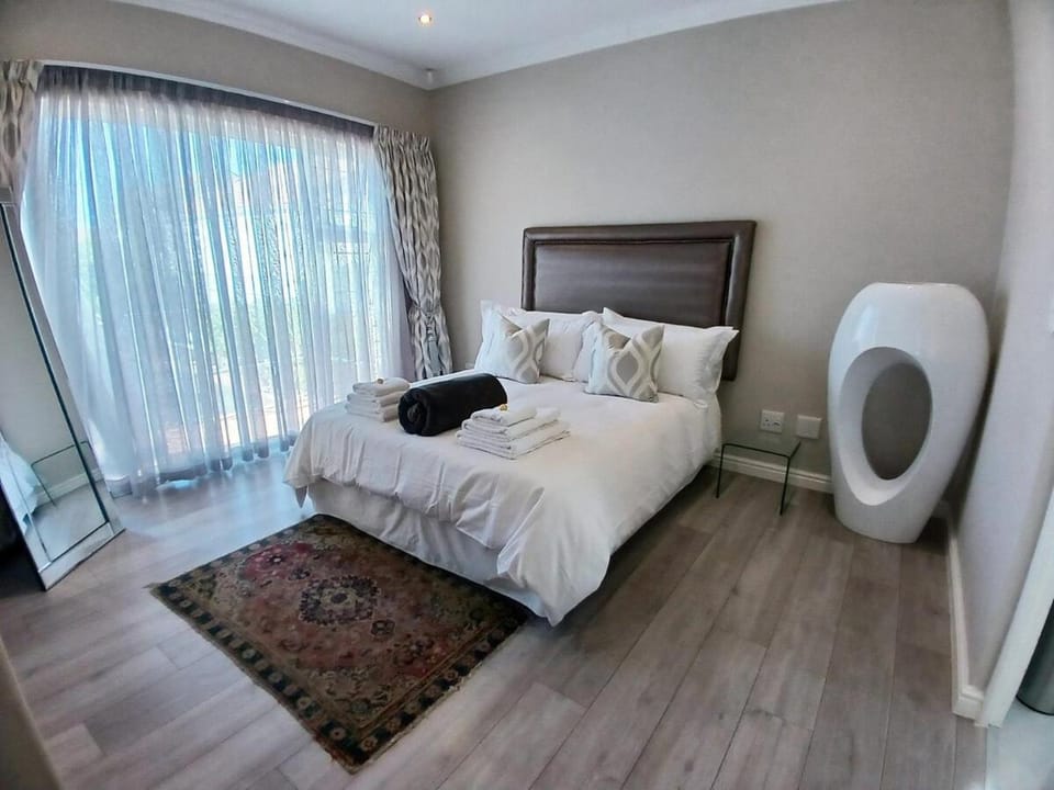 Elegant & Modern Home near Cape Winelands House in Cape Town