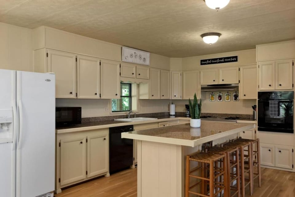 Sunrise Mountain Retreat-Summer Getaway in Jasper with a Hot Tub House in Buffalo River