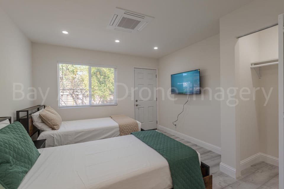 Bed, TV and multimedia, Bedroom