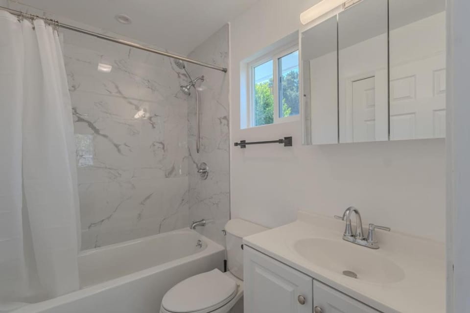 Shower, Toilet, Bathroom, Bath, towels