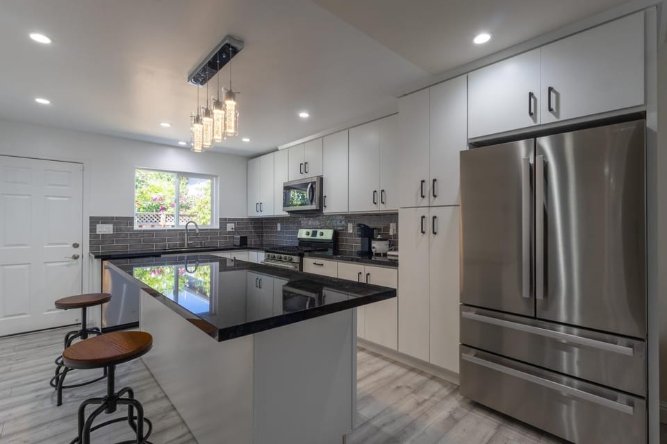 Kitchen or kitchenette, Communal kitchen, dishwasher, oven, stove, toaster