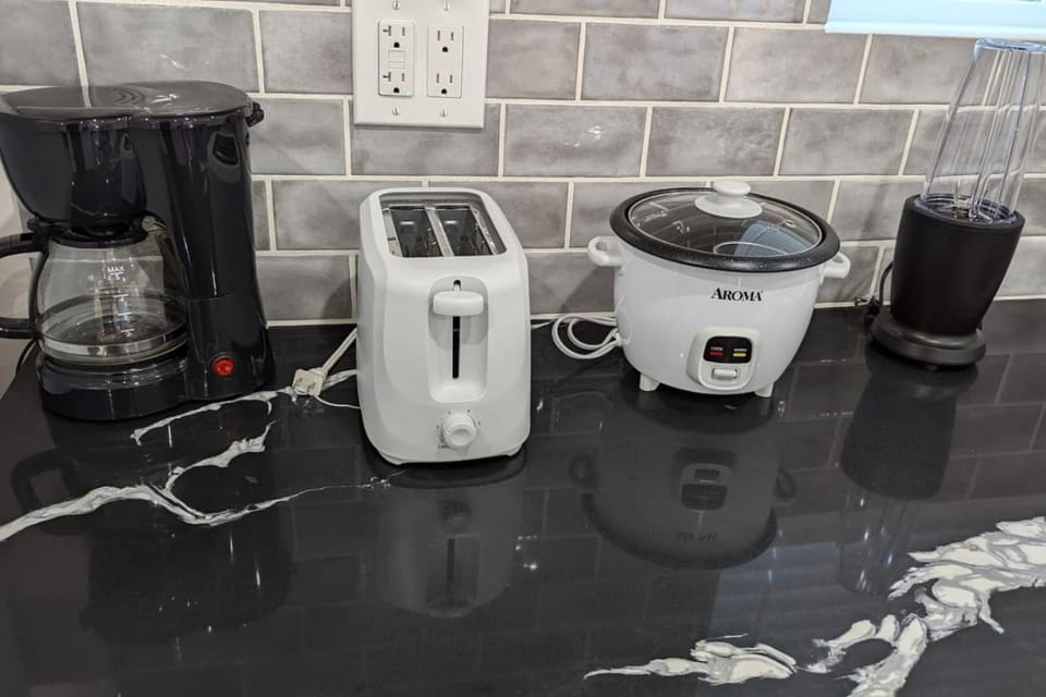 Coffee/tea facilities, Kitchen or kitchenette, Communal kitchen, toaster, kitchen, kitchen