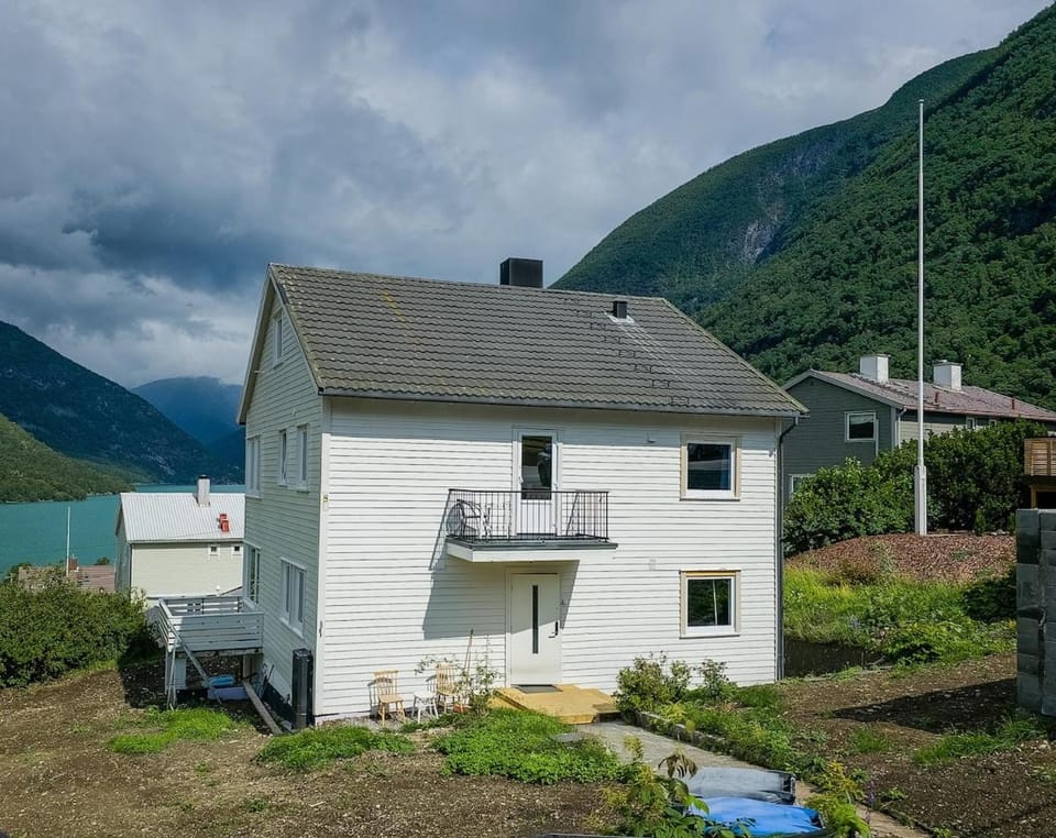 Property building, Day, Natural landscape, Cycling, Cycling, Mountain view, River view
