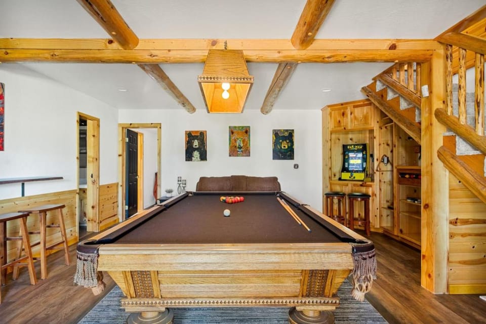Billiard, Game Room