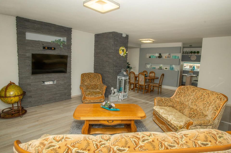 Communal lounge/ TV room, Living room, Seating area