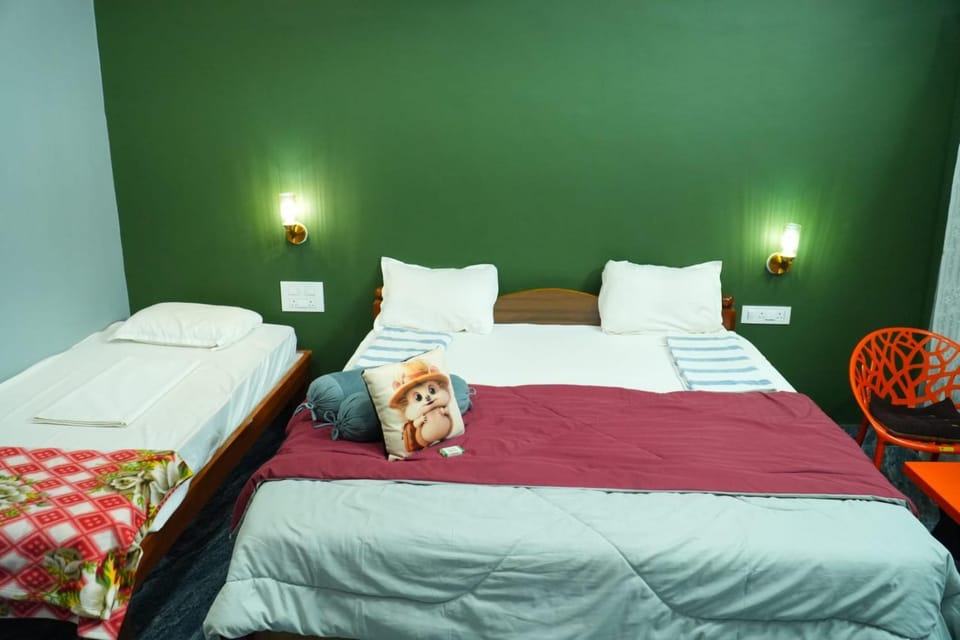Bed, Photo of the whole room, Bedroom, towels