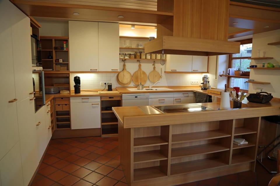 Coffee/tea facilities, Kitchen or kitchenette, dishwasher, stove, toaster
