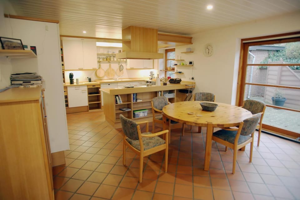 Coffee/tea facilities, Kitchen or kitchenette, Dining area, dishwasher, oven, stove, toaster