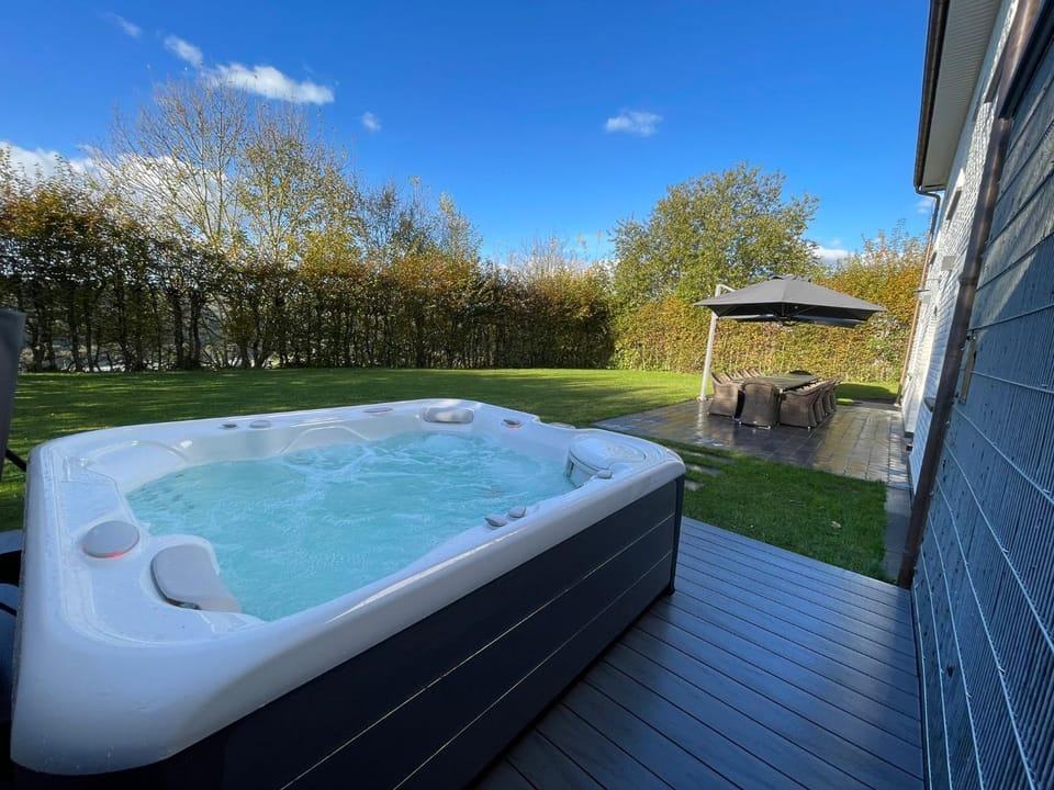 Hot Tub, Hot Tub