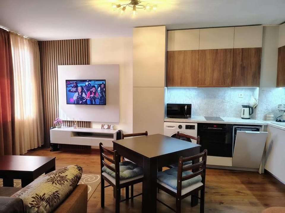 TV and multimedia, Kitchen or kitchenette, Living room, Seating area, Dining area, dishwasher, oven, stove