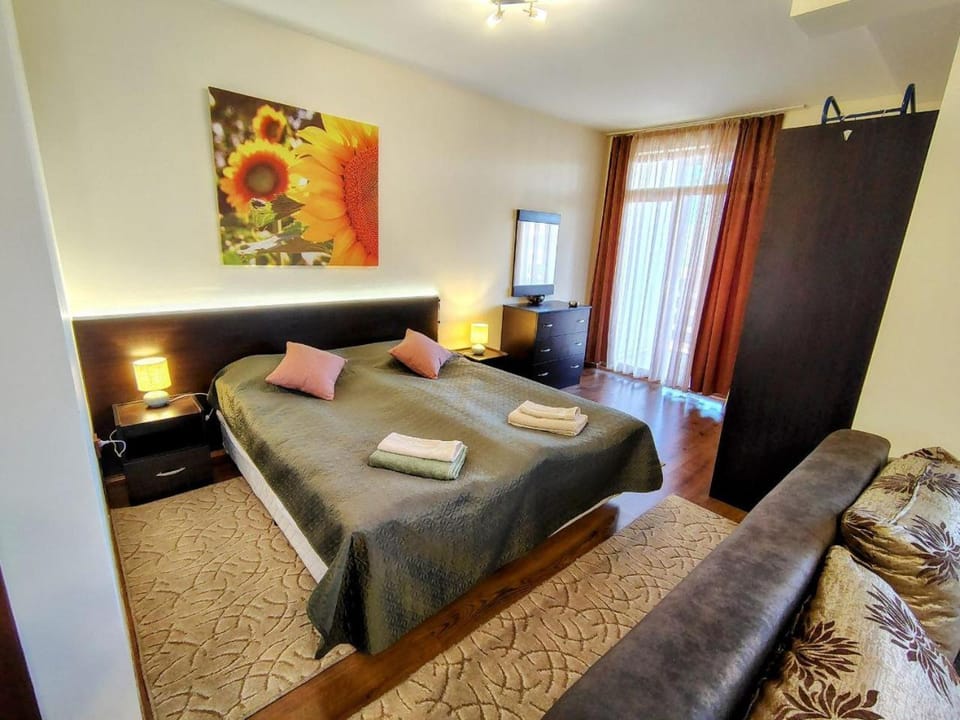 Bed, Living room, Photo of the whole room, Seating area, Bedroom