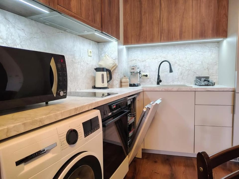 Coffee/tea facilities, Kitchen or kitchenette, dishwasher, stove, washing machine