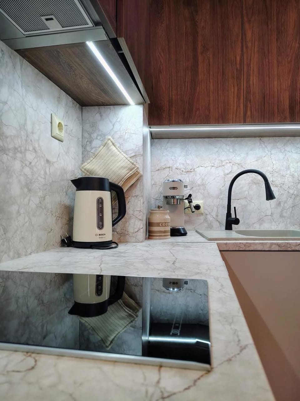 Coffee/tea facilities, Kitchen or kitchenette, stove
