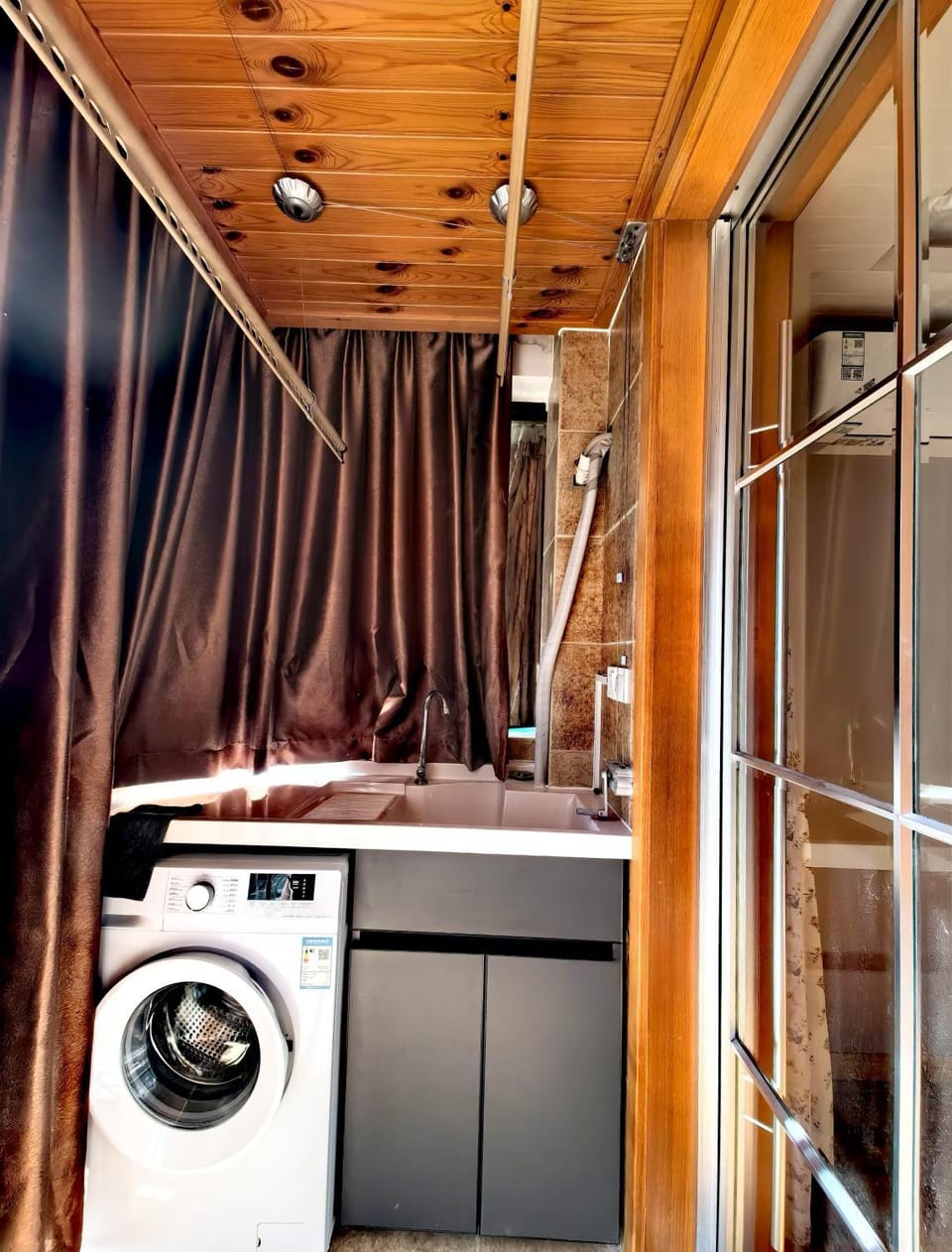 Balcony/Terrace, laundry, washing machine
