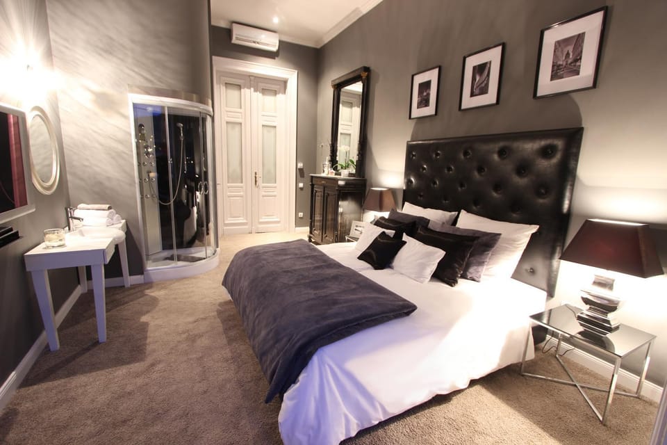 Shower, Bed, Photo of the whole room