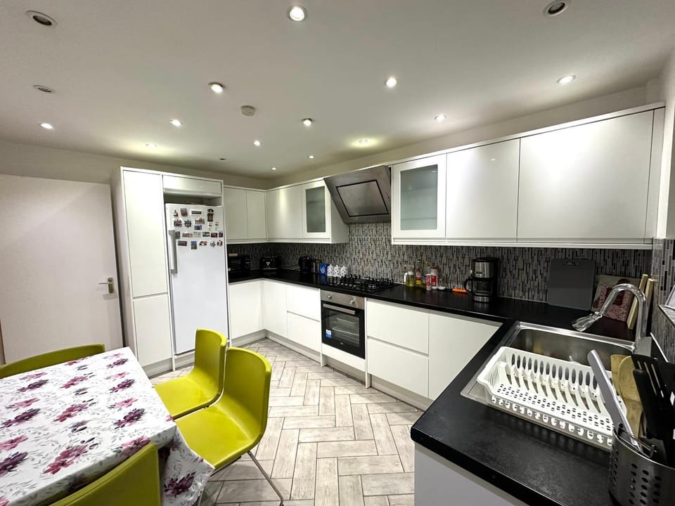 Coffee/tea facilities, Kitchen or kitchenette, dishwasher, microwave, oven, stove, toaster