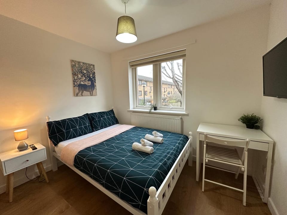 Bed, Bedroom, towels