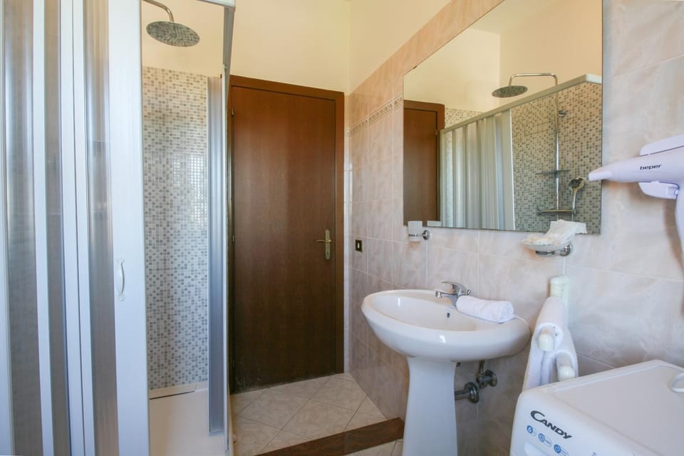 Shower, Toilet, Bathroom, towels