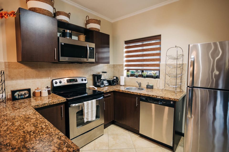 Coffee/tea facilities, Kitchen or kitchenette, dishwasher, oven, stove, toaster