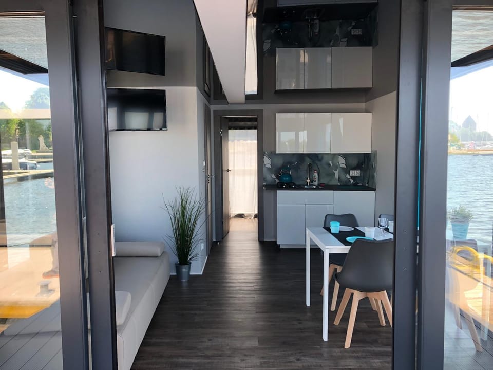 Kitchen or kitchenette, Living room, Seating area, Dining area