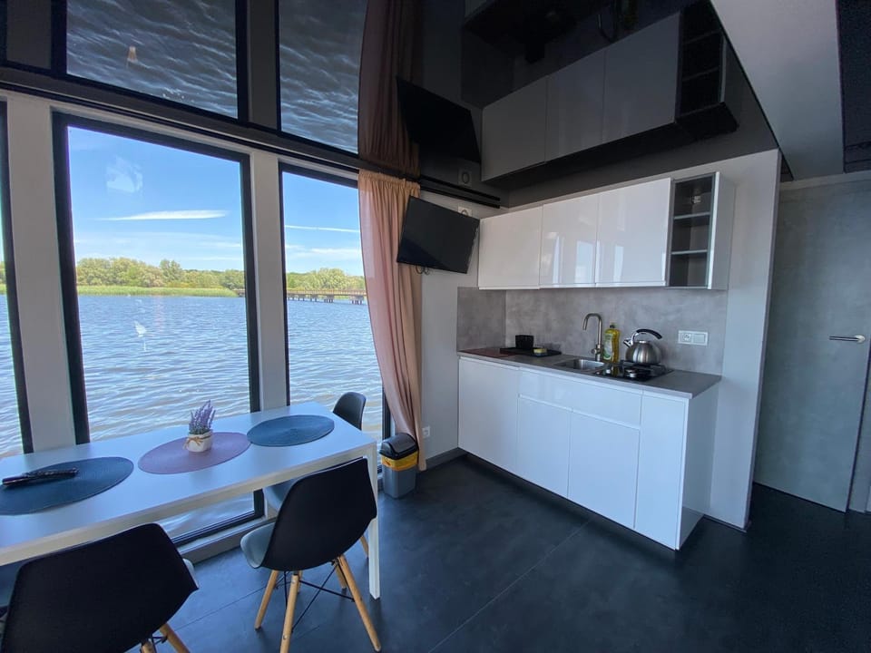 Kitchen or kitchenette, Dining area, Lake view, stove