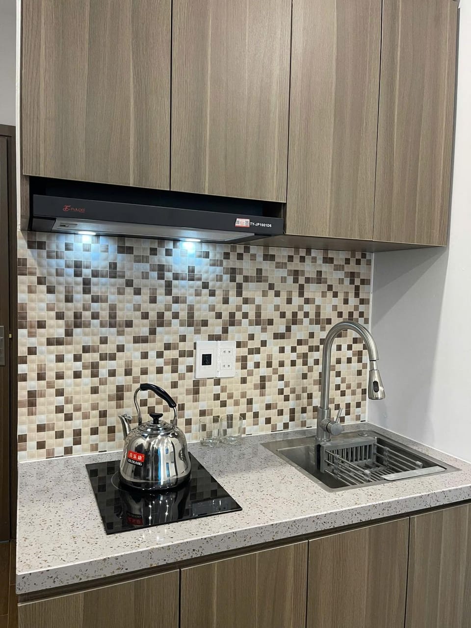Coffee/tea facilities, Kitchen or kitchenette, stove