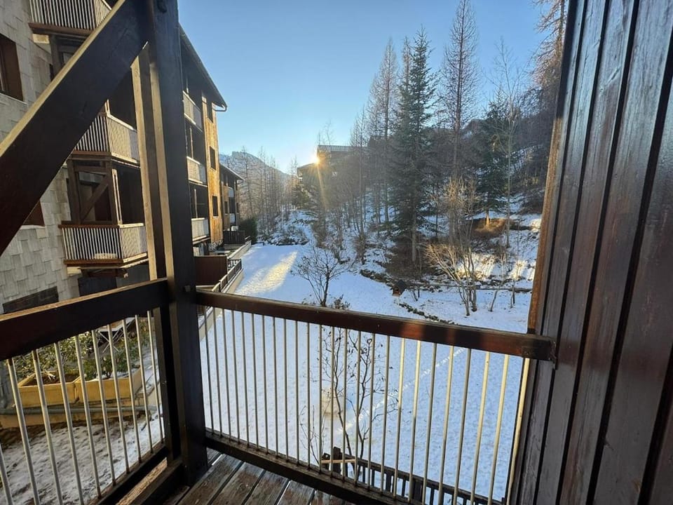 Studio-cabine au calme à Allos Ski à pied, nature & repos Cabin in Allos