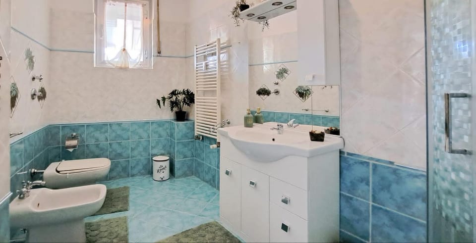 Shower, Toilet, Bathroom, bidet, towels