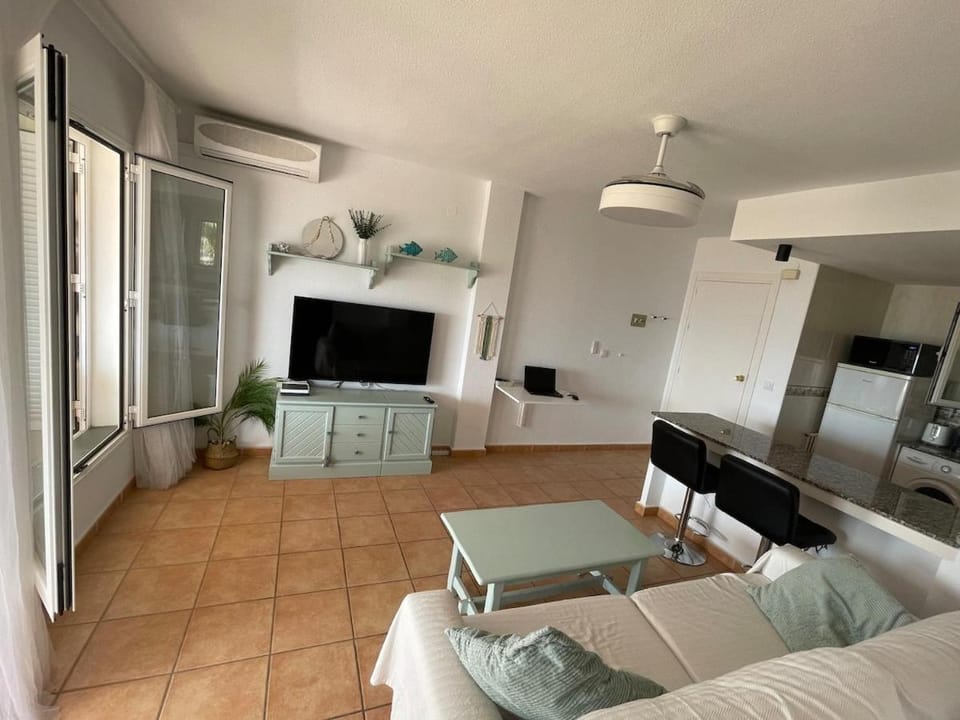 Communal lounge/ TV room, TV and multimedia, Kitchen or kitchenette, Living room, Seating area, Dining area