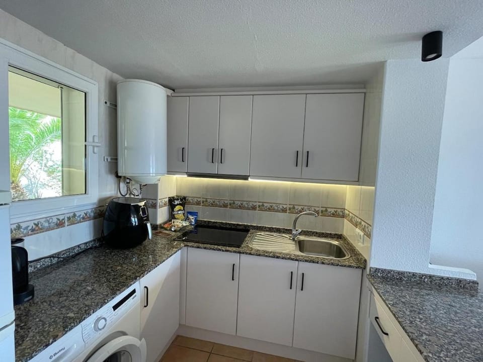 Kitchen or kitchenette, pet friendly, stove, toaster