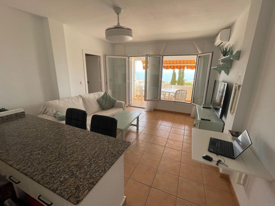 Communal lounge/ TV room, Bed, TV and multimedia, Living room, Photo of the whole room, Seating area, Evening entertainment, Bedroom