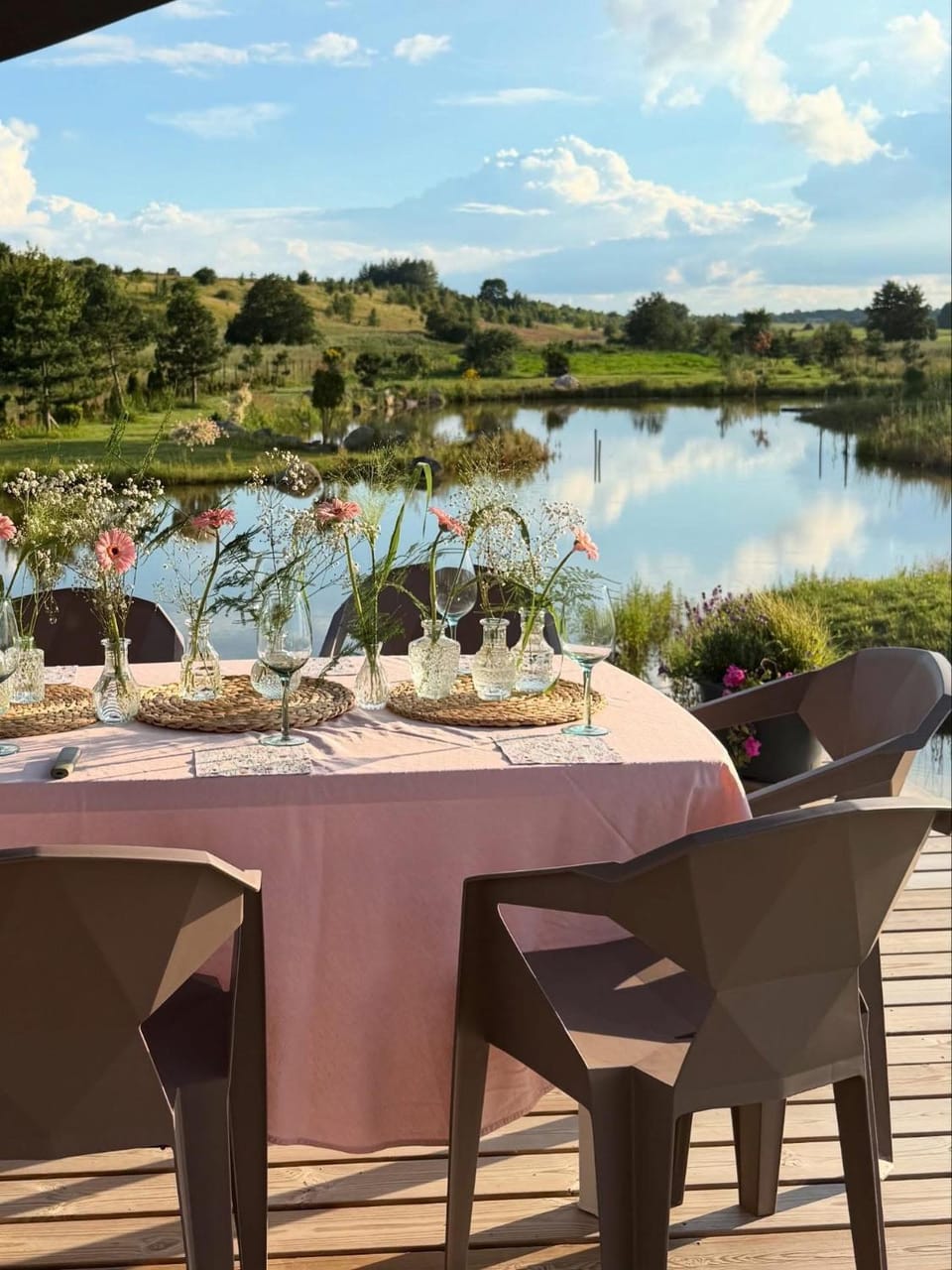 Natural landscape, Balcony/Terrace, Banquet/Function facilities, Lake view, River view, Alcoholic drinks