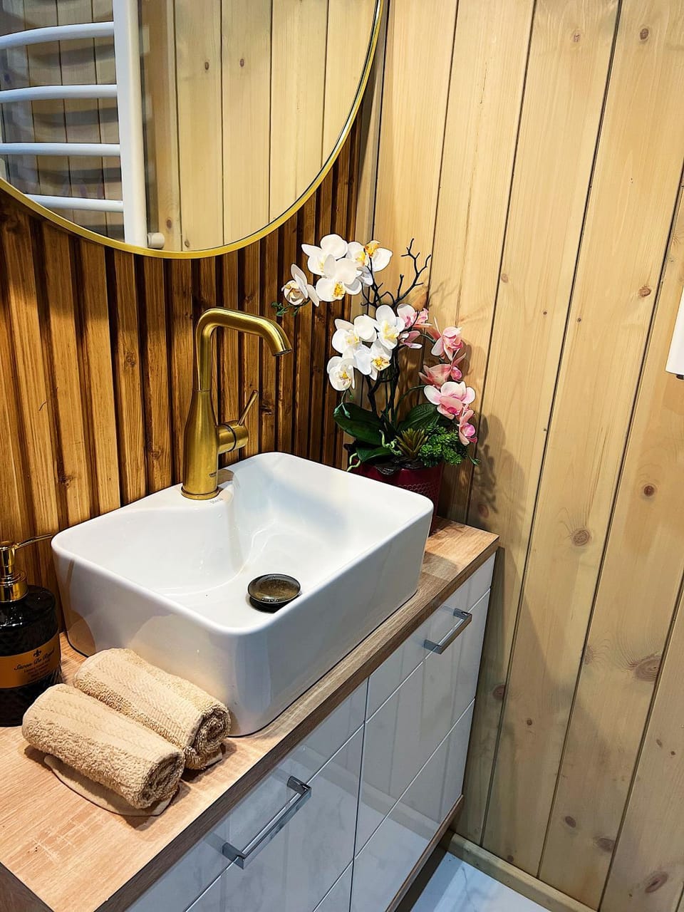 Bathroom, towels