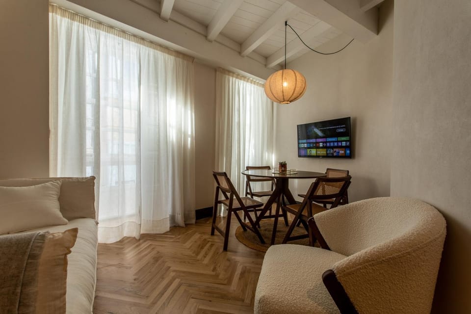 TV and multimedia, Seating area, Dining area