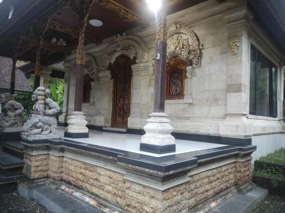 Sari Family Guest House Bed and Breakfast in Bali