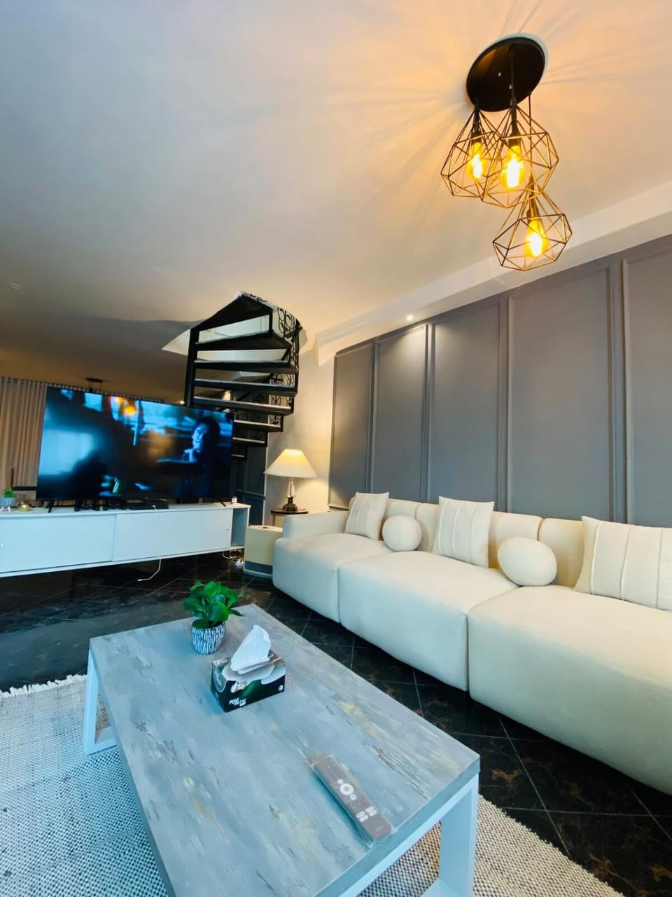 TV and multimedia, Living room, Seating area, Evening entertainment