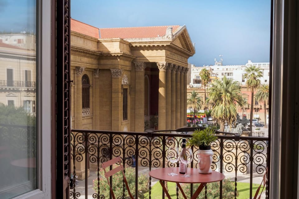 View (from property/room), Balcony/Terrace, City view