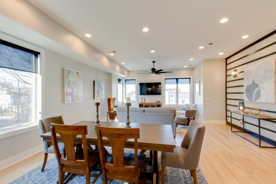 Panoramic View 8 Comfy Beds Multilevel Townhome House in Nashville