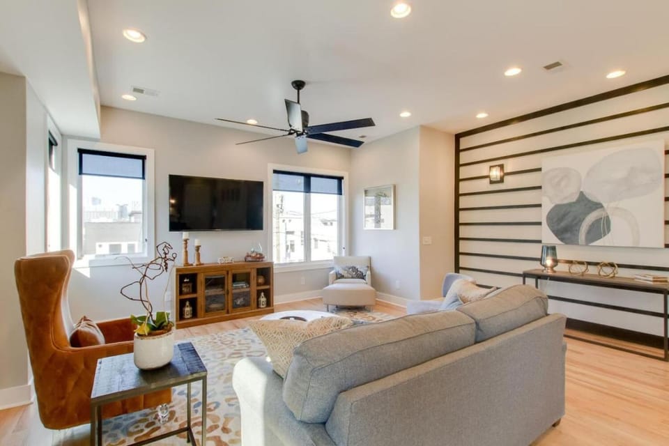 Panoramic View 8 Comfy Beds Multilevel Townhome House in Nashville