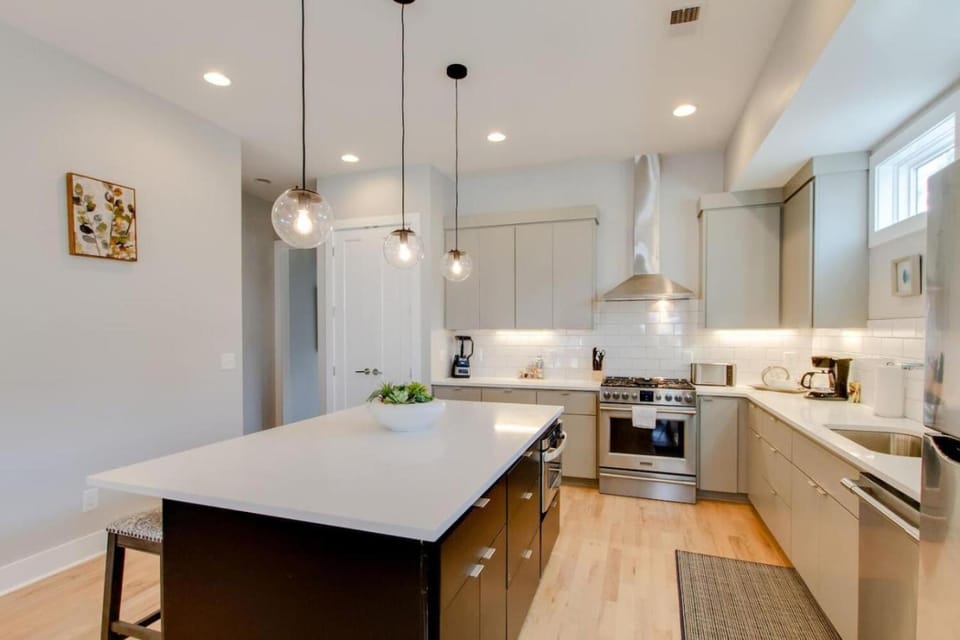 Panoramic View 8 Comfy Beds Multilevel Townhome House in Nashville