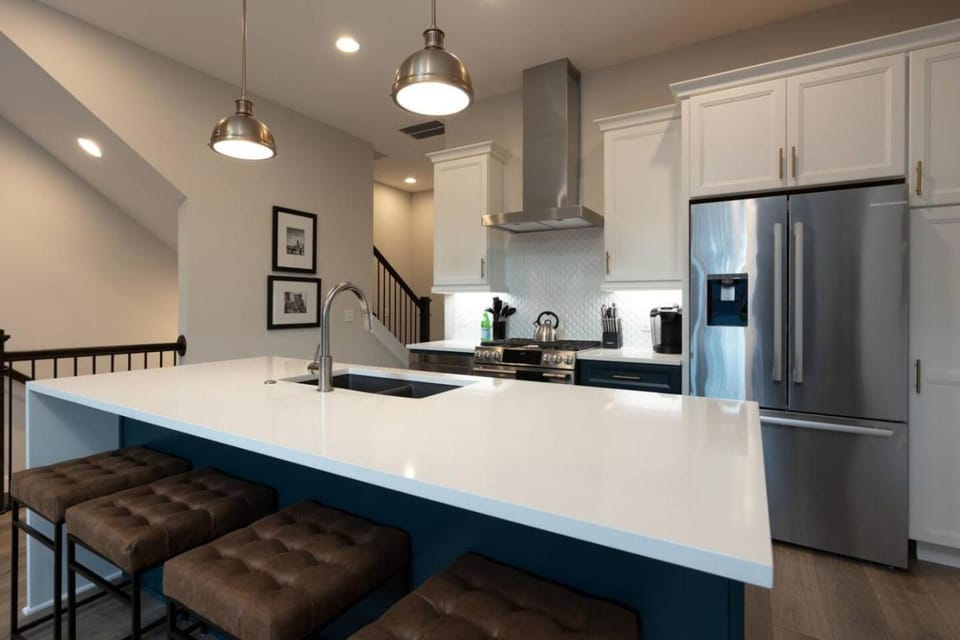 Large Royal Townhome Beautiful Design and Rooftop House in Nashville