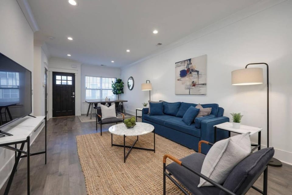 Ten Minutes to Broadway Gorgeous Gated Townhome House in Nashville