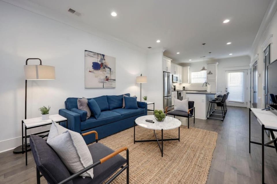 Ten Minutes to Broadway Gorgeous Gated Townhome House in Nashville