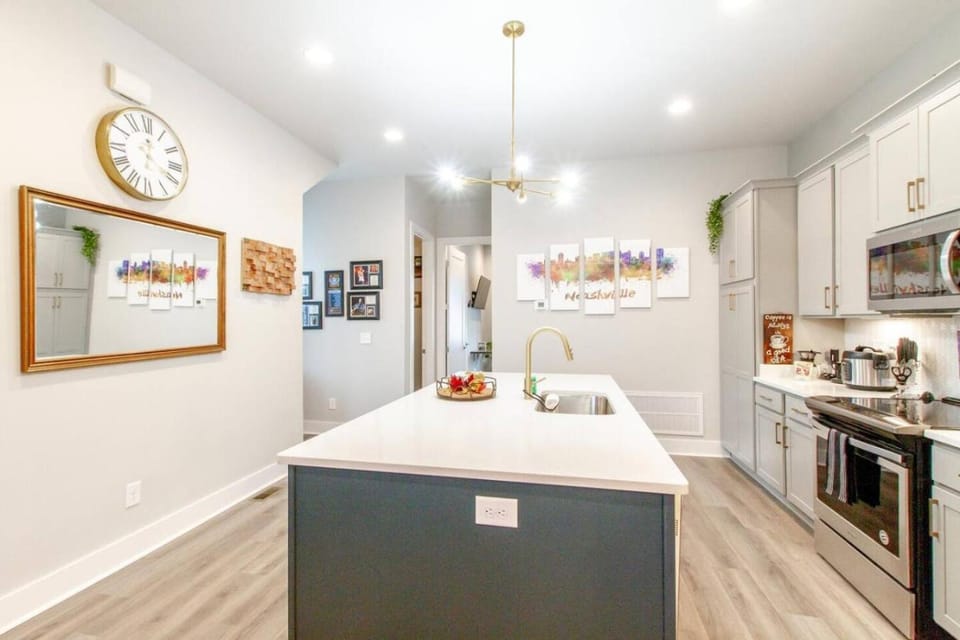 Spacious Contemporary Townhome with Private Rooftop House in Nashville