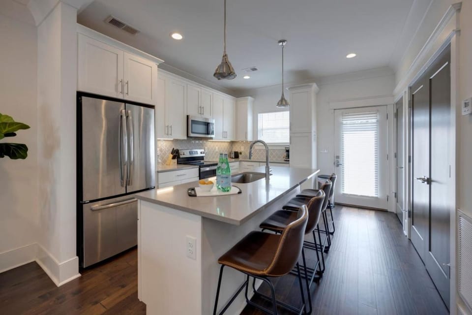 Ten Minutes to Broadway Stylish Gated Townhome House in Nashville