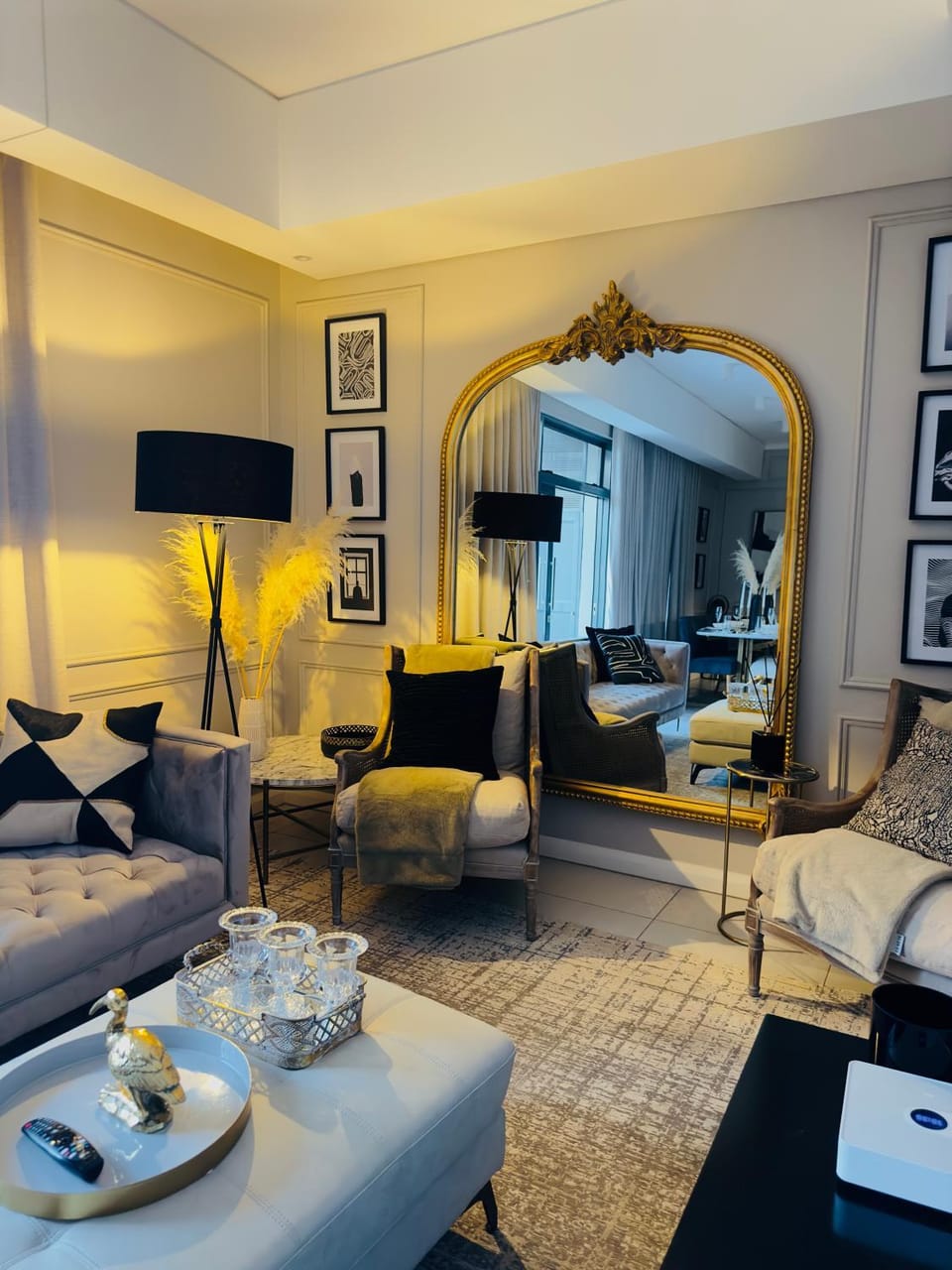 Living room, Seating area