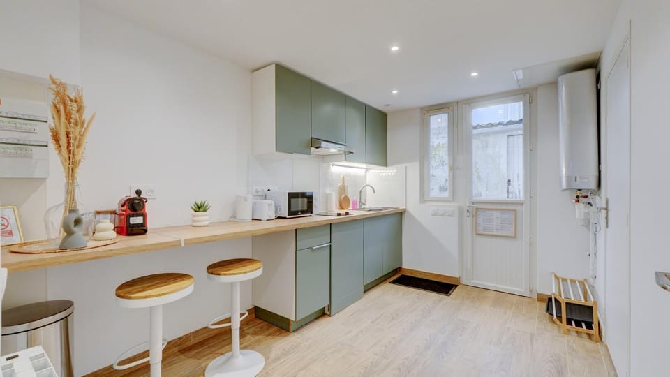 Coffee/tea facilities, Kitchen or kitchenette, Dining area, stove, toaster